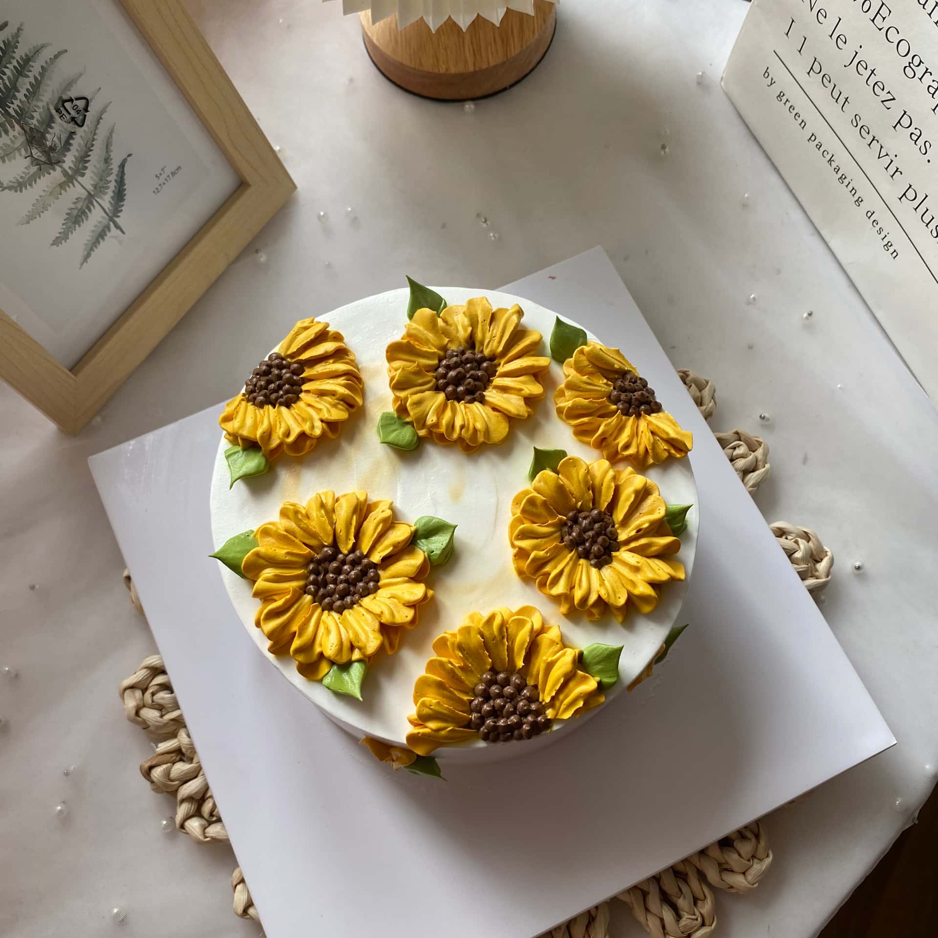 Bánh Kem Sinh Nhật 1 Tầng Hình Hoa Hướng Dương BKHD09 Bánh Kem Sinh Nhật 1 Tầng Hình Hoa Hướng Dương Bkhd09