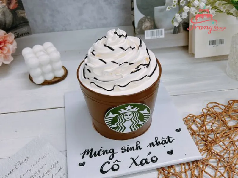 bánh sinh nhật hình cốc trà sữa của thương hiệu đình đám Starbucks