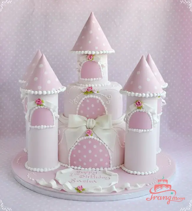 Bánh kem sinh nhật cho bé gái hình tòa lâu đài 